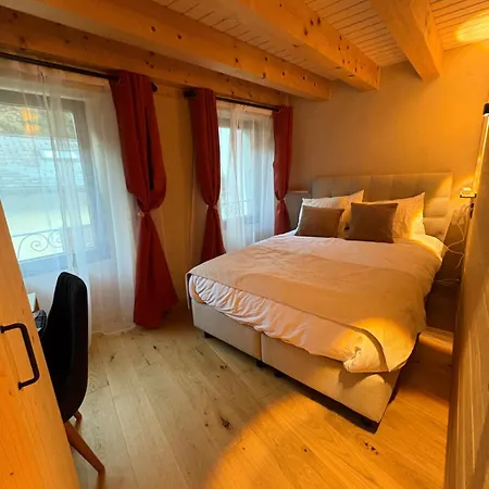 D'hotes, Bois Et Pierre Brute, Vue Alpine *